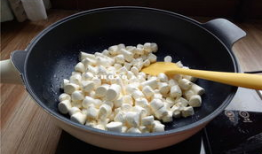 网红吃长蒲瓜,趣味横生引网友热议